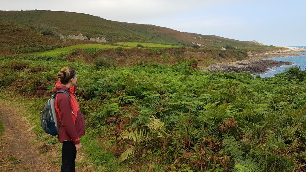 image d'une belle femme observe la nature dans le Cotentin