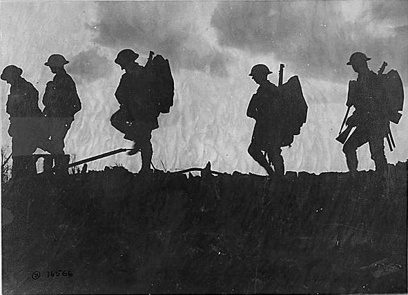 image ancienne de soldats armés qui marchent