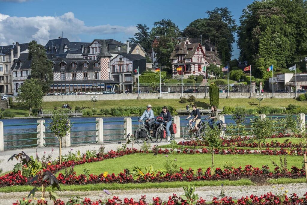Images de quatres cyclistes sur la Véloscénie aux Bagnoles de l'Orne