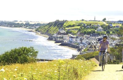 Balade_a_velo_sur_les_falaises_d_Arromanches-Les-Bains-Vincent_Rustuel___Calvados_Attractivite