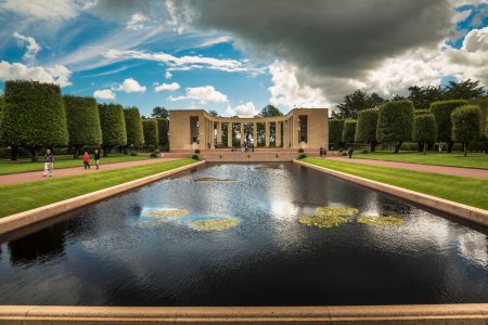 image d'un monument commémoratif au mémorial de Colleville-sur-mer