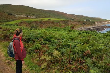 image d'une belle femme observe la nature dans le Cotentin