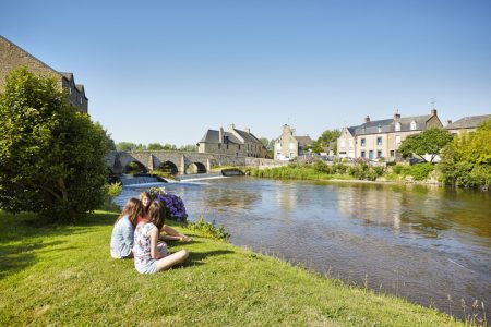jeunes filles qui discutent à Ducey pas loin d'un vieux pont près du château Montgommery