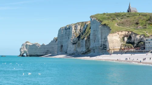 Les-falaises-dEtretat-sur-la-Cote-dAlbatre