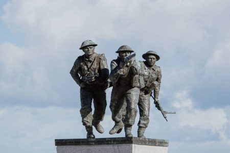 Memorial_Britannique_de_Normandie__Ver-sur-Mer_sculpture_de_David_Williams-Ellis_-_Marie-Anais_Thierry-Marie-Anais_Thierry-1600px-1