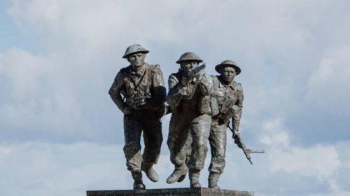Memorial_Britannique_de_Normandie__Ver-sur-Mer_sculpture_de_David_Williams-Ellis_-_Marie-Anais_Thierry-Marie-Anais_Thierry-1600px-1