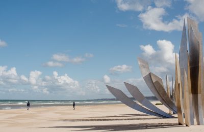 Monument_Les_Braves_(sculpteur_Anilore_Banon)__Omaha_Beach_-_Marie-Anais_Thierry-Marie-Anais_Thierry-21050-1600px