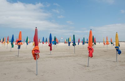 Plage et parasols de Deauville @ Marie-Anaïs Thierry