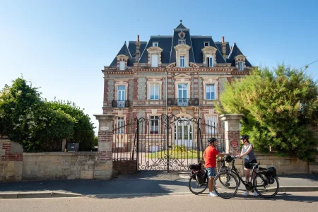 Velo_dans_les_rues_de_Cabourg-EV4-Emmanuel_Berthier_7_11zon