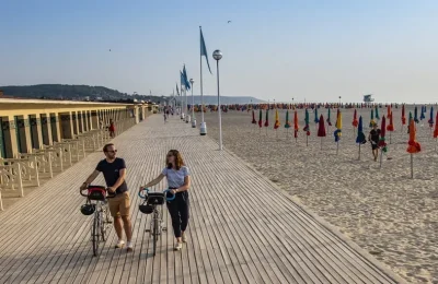 Velo_sur_les_Planches_de_Deauville-David_Darrault___La_Seine_a_velo_2019_9_11zon