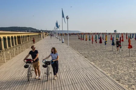 Velo_sur_les_Planches_de_Deauville-David_Darrault___La_Seine_a_velo_2019_9_11zon