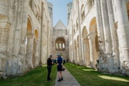 Voyage-a-velo-Normandie-Abbaye_Jumieges_De_Rouen_a_Deauville-300x200