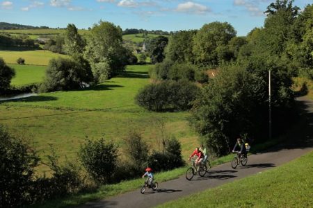 image de cyclistes dans une campagne normande