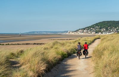 image de deux personnes marchant sur une dune à Cabourg