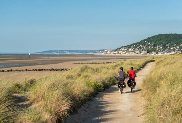 image de deux personnes marchant sur une dune à Cabourg