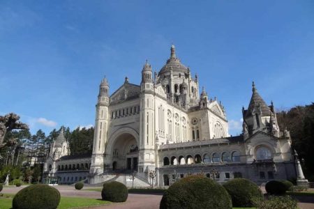 image de la Basilique de Lisieux en Normandie