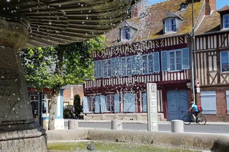 image d'une bâtisse en colombages typique à Pont l'Évêque