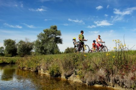 image d'une famille à vélo sur un sentier forestier