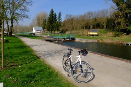 image d'un vélo devant un paysage des Hauts de France