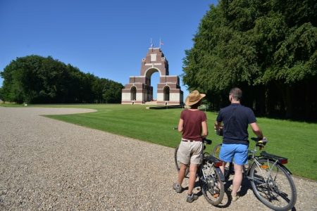 image de deux cyclistes devant le mémorial de Thiepval dans la Somme