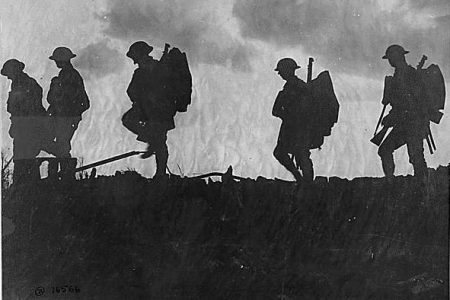 image ancienne de soldats armés qui marchent