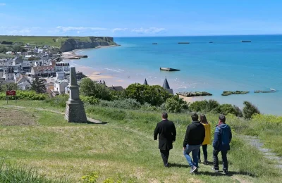 Vue_sur_Arromanches_et_ses_pontons_-_Thomas_Le_Floc_H-Thomas_Le_Floc_H_10_11zon