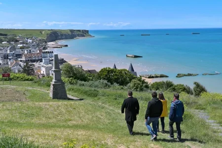 Vue_sur_Arromanches_et_ses_pontons_-_Thomas_Le_Floc_H-Thomas_Le_Floc_H_10_11zon