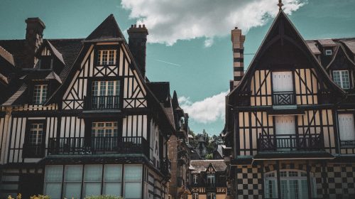 image de bâtisses normandes à colombages
