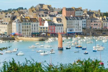 image d'une ville bretonne avec des immeubkes face à la plage
