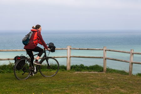 cycliste regardant la mer sur la falaise du bouffay à Commes dans le Calvados