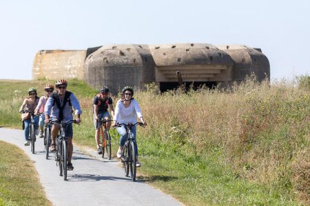 cyclistes devant la batterie de Longues sur mer