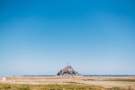 image du Mont-Saint-Michel avec un beau ciel bleu