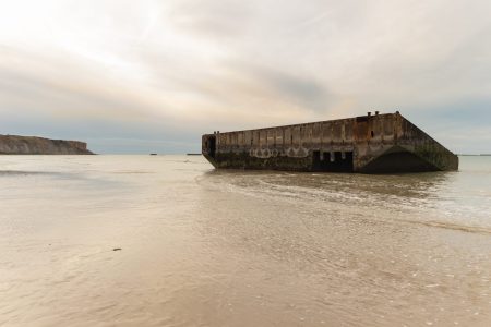 vestiges sur la plage à Arromanches les Bains
