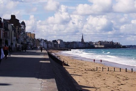 image d'une ville bretonne et de sa plage